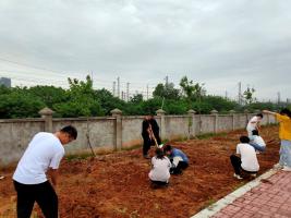 经管学院组织开展植树种花劳动教育活动  