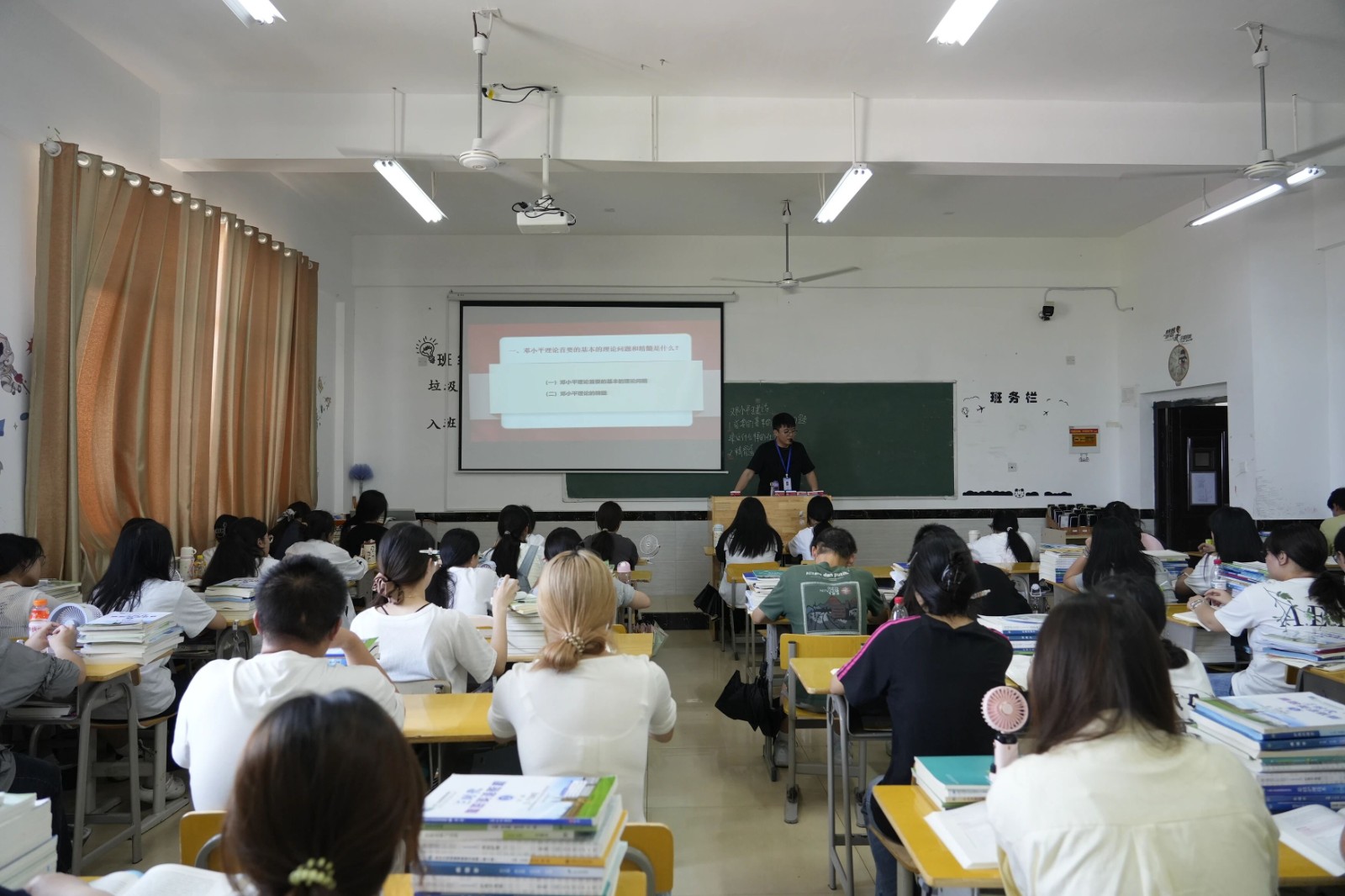 校党委书记应露晨深入教学一线听评思政课